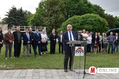 Pásztor István a VMSZ topolyai tagságának egy csoportjával (Ótos András felvétele)