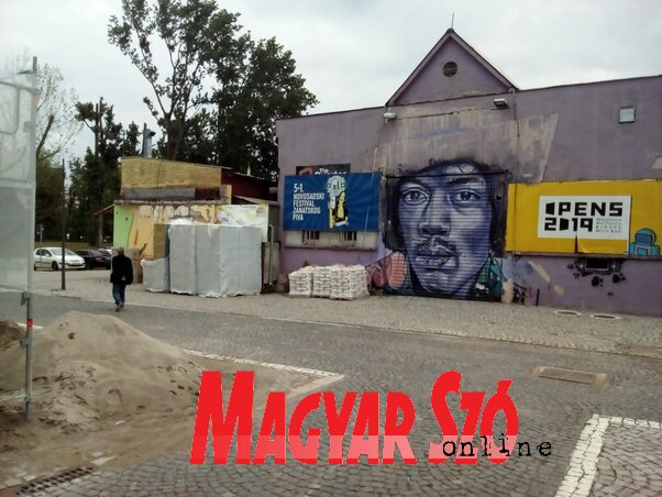 valamikori ipari negyed „gyárias” összképe megmarad, a tartalmakat azonban kizárólag a művelődés jegyében határozzák meg (Szeli Balázs felvétele)