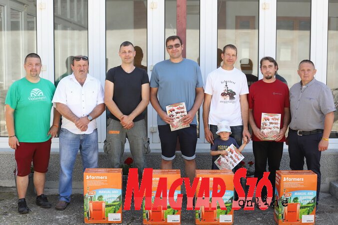 Az elektromos permetezők átadása (Lakatos János felvétele)