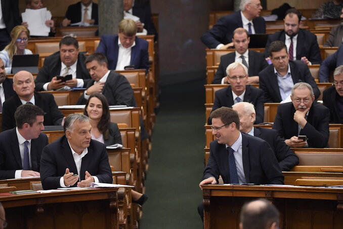 Az első sorban Orbán Viktor miniszterelnök és Gulyás Gergely Miniszterelnökséget vezető miniszter a szavazás után (Fotó: MTI) Az első sorban Orbán Viktor miniszterelnök és Gulyás Gergely Miniszterelnökséget vezető miniszter a szavazás után (Fotó: MTI)