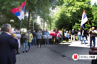 A bűzlő sertéstelep bezárását követelő tüntetők (Góbor Béla felvétele)