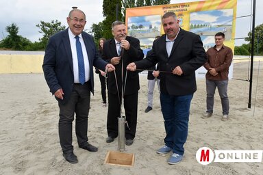 A  Rekreációs  Központban  elhelyezték  az  új  medence alapkövét (Ótos András felvétele)