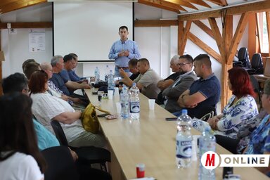 Sándor István üdvözli a civil szervezetek képviselőit (Lakatos János felvétele)