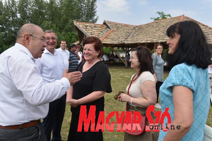 A VMSZ kampánya, mint korábban is, a kis közösségek felkeresésére épült (Fotó: Ótos András) A VMSZ kampánya, mint korábban is, a kis közösségek felkeresésére épült (Fotó: Ótos András)