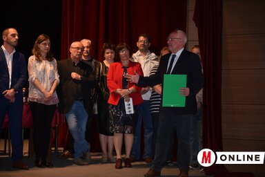 A színház megvásárlását lehetővé tevő dokumentumot mgr. Hajnal Jenő adta át (Ótos András felvétele)