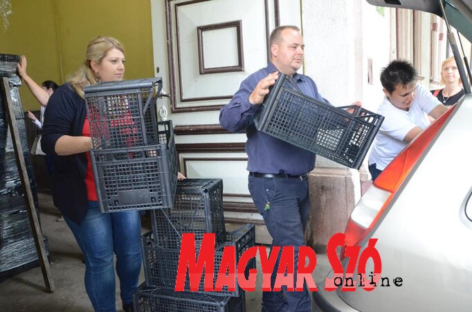 Érkeznek a termelők a ládákért a helyi közösség épületéhez (Kazinczy Paszterkó Diana felvétele) Érkeznek a termelők a ládákért a helyi közösség épületéhez (Kazinczy Paszterkó Diana felvétele)