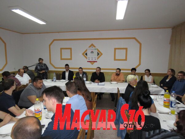A törökfalui közösségi találkozó résztvevői a Százszorszép ME székházában (Csincsik Zsolt felvétele)