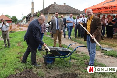 A Capriolo új üzletközpontjának alapkőletételén