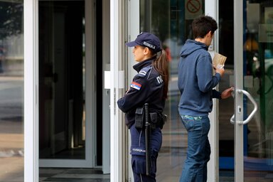 A kormány új döntése értelmében az iskolák többségében rendőrök ügyeltek a közbiztonságra (Fotó: Beta)