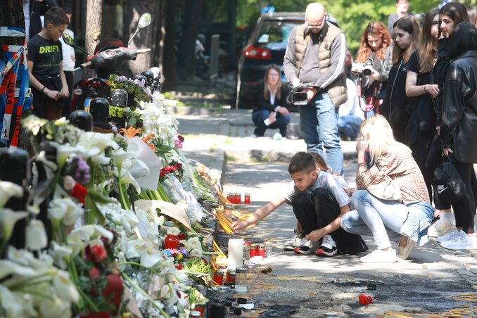 A belgrádi iskola előtt még hétfőn is virágokkal helyeztek el az áldozatok emlékére (Fotó: Beta)