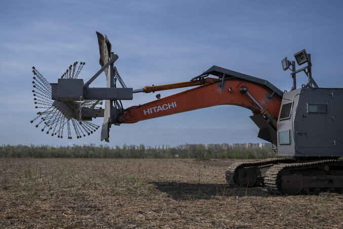 Aknaszedő traktor is van már. A prototípust a közelmúltban Krivji Rihben mutatták be a médiának (Fotó: AP/Beta)