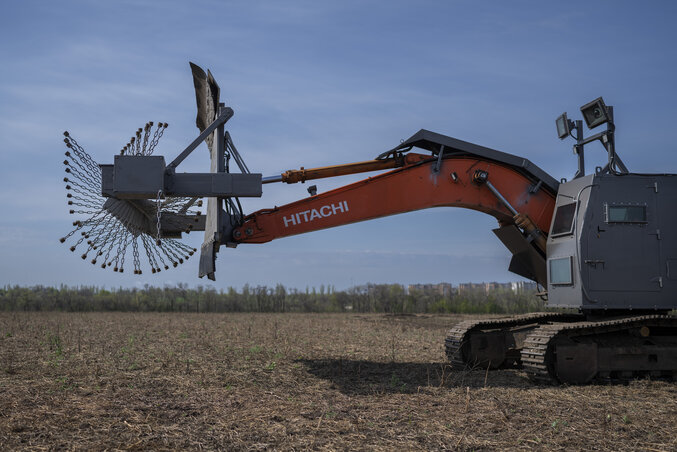 Aknaszedő traktor is van már. A prototípust a közelmúltban Krivji Rihben mutatták be a médiának (Fotó: AP/Beta) Aknaszedő traktor is van már. A prototípust a közelmúltban Krivji Rihben mutatták be a médiának (Fotó: AP/Beta)