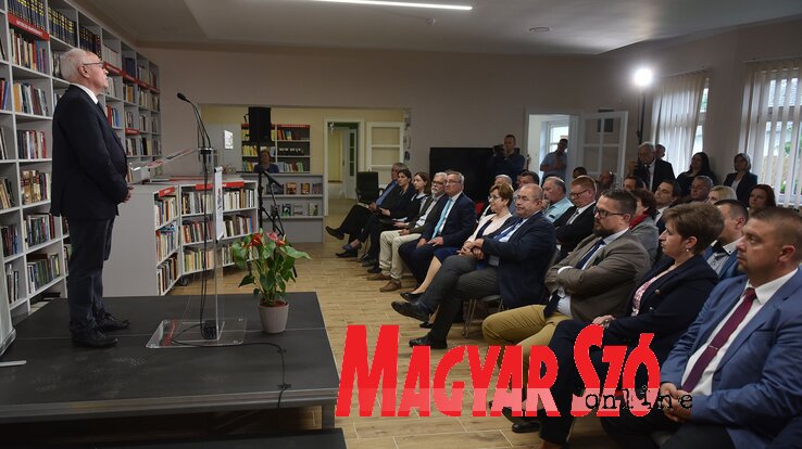 Hajnal Jenő méltatja Bányai Jánost (Ótos András felvétele)