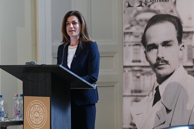 Varga Judit beszédet mond a konferencián (Fotó: MTI)