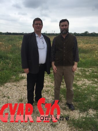 Bálint Zoltán (balról) ügyvezető és Valkai Zoltán tervező építész a megvásárolt telek előtt (a szerző felvétele) Bálint Zoltán (balról) ügyvezető és Valkai Zoltán tervező építész a megvásárolt telek előtt (a szerző felvétele)