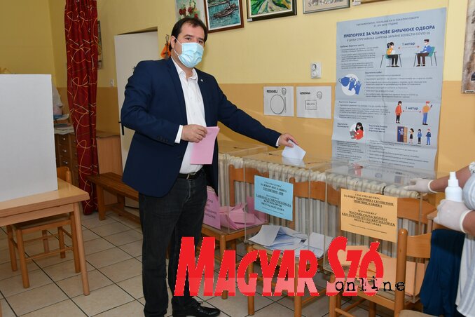 Fejsztámer Róbert reggel nyolckor járult az urnák elé (Puskás Károly felvétele) Fejsztámer Róbert reggel nyolckor járult az urnák elé (Puskás Károly felvétele)