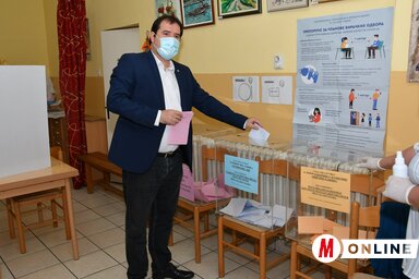 Fejsztámer Róbert reggel nyolckor járult az urnák elé (Puskás Károly felvétele)