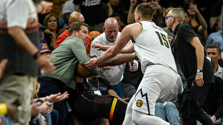 A Jokernek volt egy kínos szituációja Mat Ishbia Suns-tulajdonossal (Fotó: The Denver Post) A Jokernek volt egy kínos szituációja Mat Ishbia Suns-tulajdonossal (Fotó: The Denver Post)