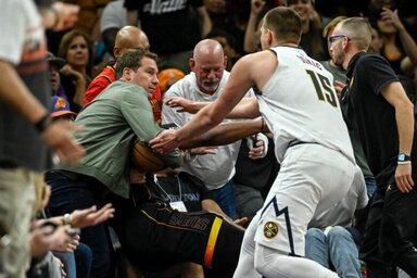 A Jokernek volt egy kínos szituációja Mat Ishbia Suns-tulajdonossal (Fotó: The Denver Post)