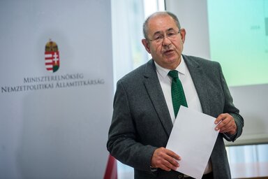 Pásztor István a Nemzetpolitikai Kutatóintézetben (Fotó: MTI)