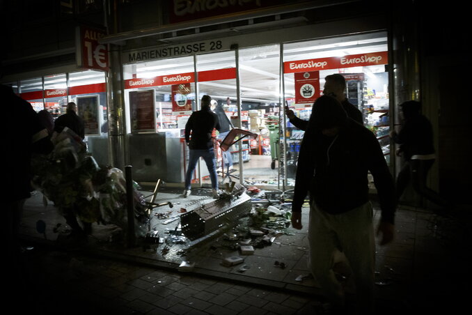 A rongálók betörték a város központjában lévő üzlet kirakatát (Fotó: Beta/AP)