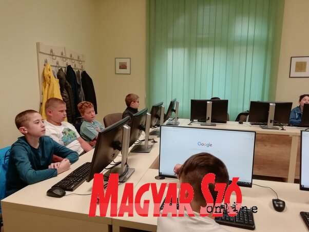 A gyerekek a kódolás alapjaival ismerkedhetnek meg (Fotó: Szalma Brigitta) A gyerekek a kódolás alapjaival ismerkedhetnek meg (Fotó: Szalma Brigitta)