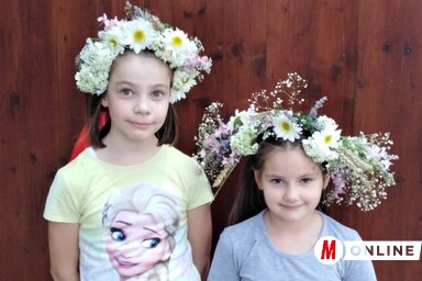 Leánykák virágkoszorúval (Herceg Elizabetta felvétele)