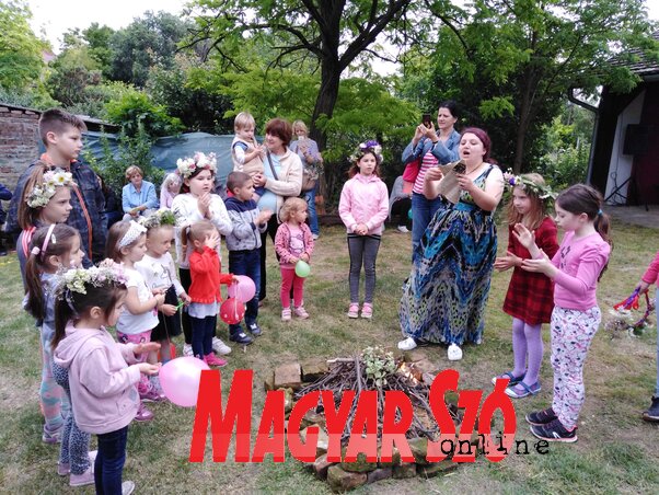 A tűzgyújtás pillanatai (Herceg Elizabetta felvétele) A tűzgyújtás pillanatai (Herceg Elizabetta felvétele)