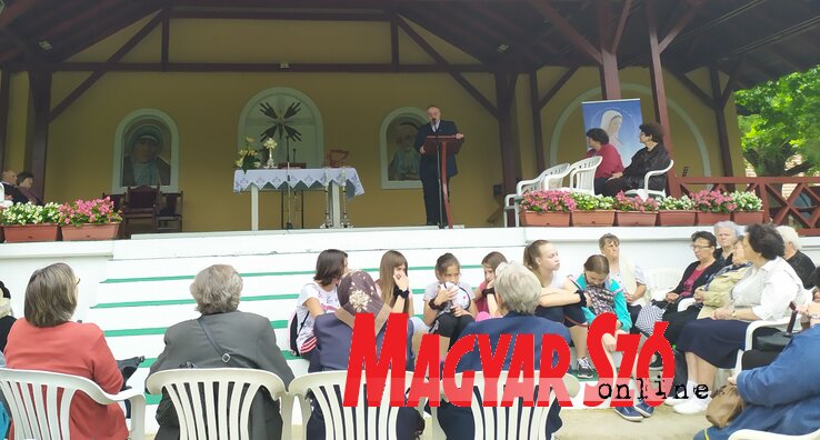 Palatinus István atya köszönti a híveket (Szalma Brigitta felvétele) Palatinus István atya köszönti a híveket (Szalma Brigitta felvétele)