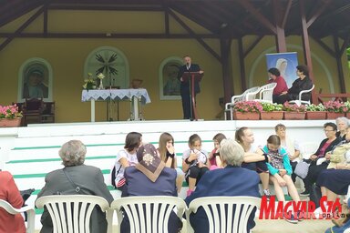 Palatinus István atya köszönti a híveket (Szalma Brigitta felvétele)