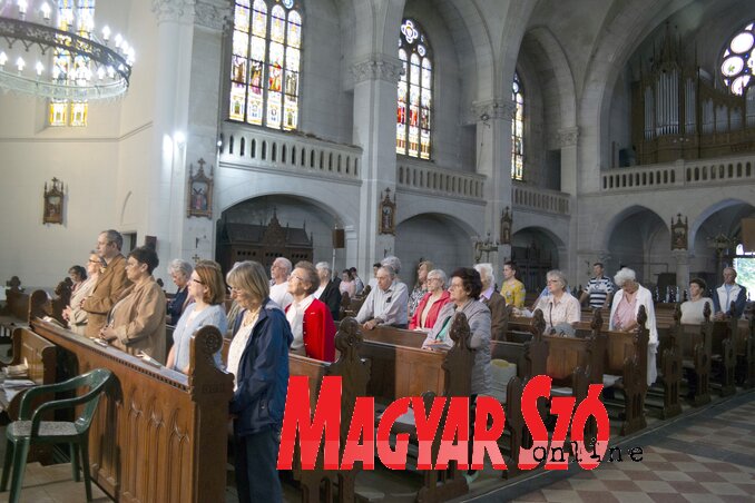 A magyar nyelvű szentmisén a hívők (Bozsoki Valéria felvétele)