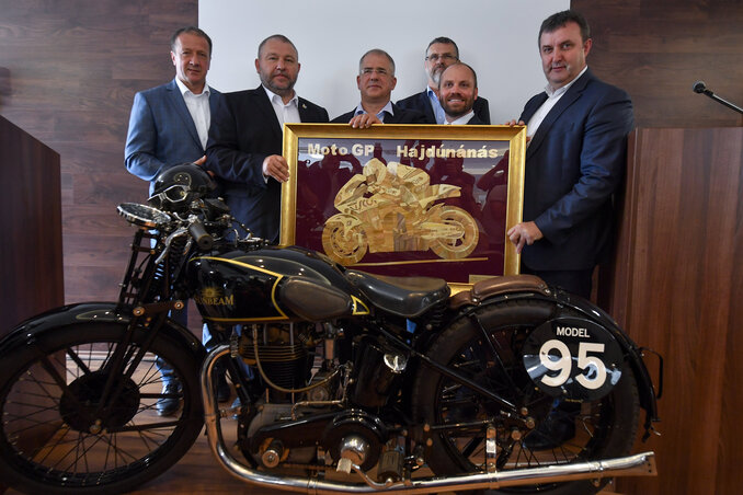 Az érintett sportmunkások és politikusok a hajdúnánási MotoGP-projekt sajtótájékoztatóján (Fotó: MTI)