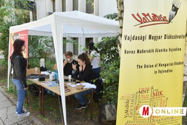 Az aktivisták szerdától péntekig 9 és 13 óra között várják az érdeklődőket (Fotó: Ótos András)