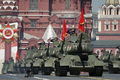 A katonai parádén II. világháborús, T–34-es tankok is felvonultak (Fotó: AP via Beta)