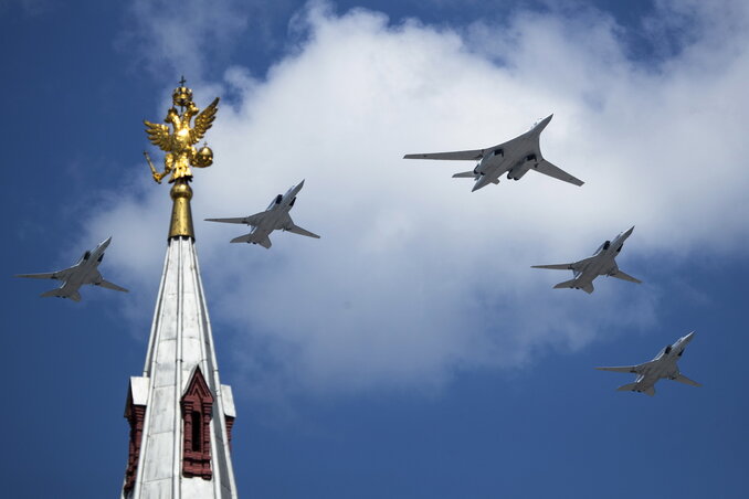Egy Tu–160-as (középütt) és négy Tu–22M3-as stratégiai bombázó húz el a Vörös Tér felett (Fotó: AP via Beta)