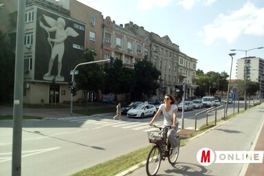 Újvidéken, az Eko-Kurir szervezésében a bringázók idegenvezető kíséretében tekinthetik meg a leghíresebb városi falfestményeket. A sétány mellett húzódó kerékpárösvényről akaratlanul is rátéved a tekintetünk a 2017 tavaszán egy korzikai művész által felfestett Békeangyalra, pontosabban annak rekonstruált változatára, ugyanis az eredeti falfestményt lemosta az eső (Szeli Balázs felvétele)