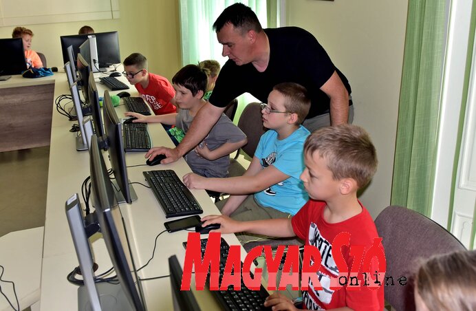 Sok gyerek érdeklődik az informatika iránt (Fotó: Gergely Árpád) Sok gyerek érdeklődik az informatika iránt (Fotó: Gergely Árpád)