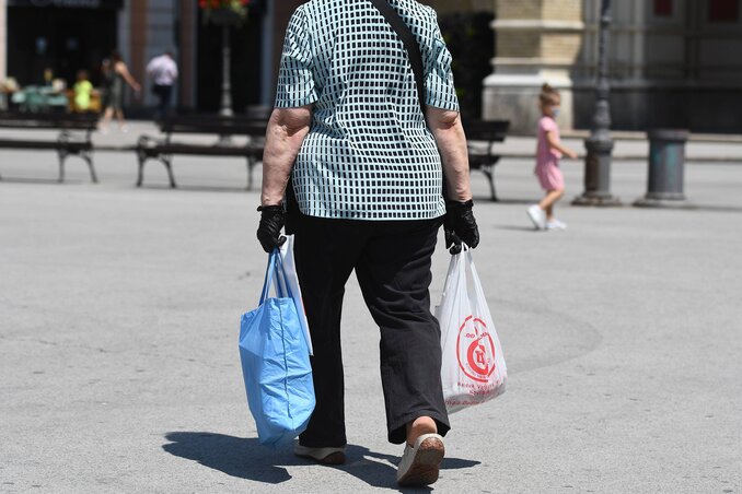 A szófogadásra „nevelt” idősebbek közül sokan továbbra is maszkban, kesztyűben mászkálnak. A felvétel tegnap Újvidéken készült (Fotó: Beta) A szófogadásra „nevelt” idősebbek közül sokan továbbra is maszkban, kesztyűben mászkálnak. A felvétel tegnap Újvidéken készült (Fotó: Beta)
