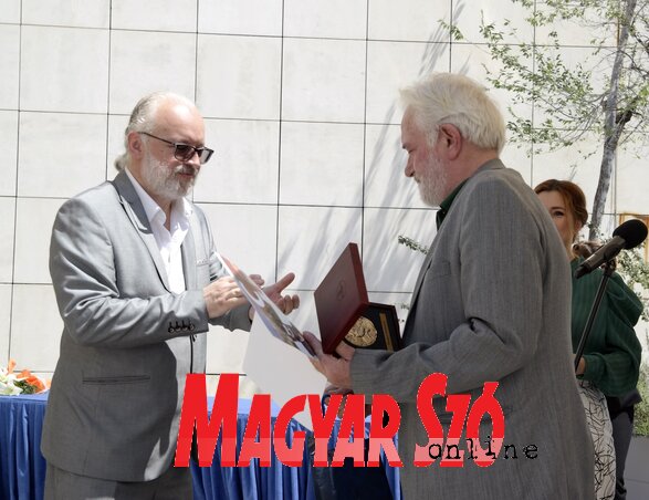 Dr. Zoran Đerić igazgató átnyújtotta a Jovan Đorđević-aranyérmet Miodrag Petrović színművésznek (Fotó: Bozsoki Valéria) Dr. Zoran Đerić igazgató átnyújtotta a Jovan Đorđević-aranyérmet Miodrag Petrović színművésznek (Fotó: Bozsoki Valéria)