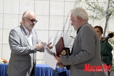 Dr. Zoran Đerić igazgató átnyújtotta a Jovan Đorđević-aranyérmet Miodrag Petrović színművésznek (Fotó: Bozsoki Valéria)