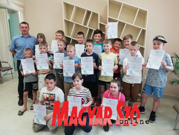 A második csoport tagjai az oklevekkel (Fotó: Szalma Brigitta) A második csoport tagjai az oklevekkel (Fotó: Szalma Brigitta)