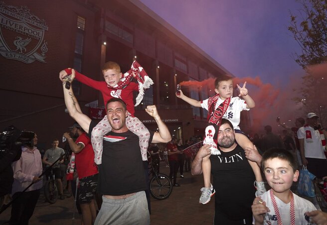 Liverpool-szurkolók ünneplik a bajnoki címet (Fotó: Beta/AP)