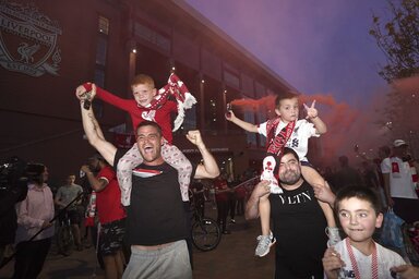 Liverpool-szurkolók ünneplik a bajnoki címet (Fotó: Beta/AP)