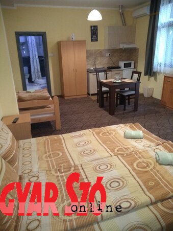Az apartmanházban két- és négyágyas szobák várják a látogatókat Az apartmanházban két- és négyágyas szobák várják a látogatókat