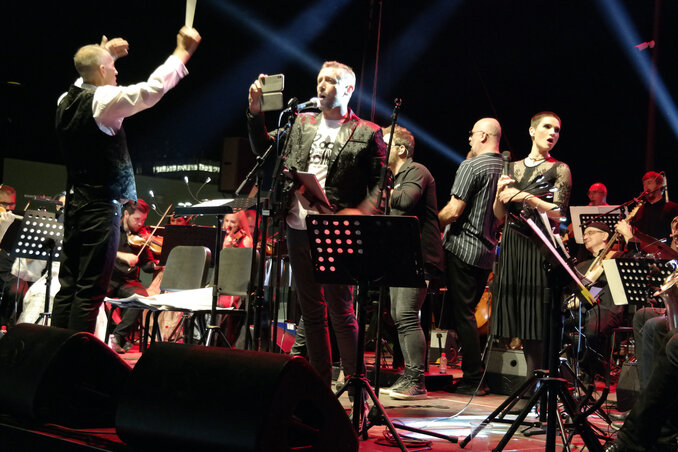 Forró hangulatú koncert kiváló énekesekkel, zenészekkel Forró hangulatú koncert kiváló énekesekkel, zenészekkel