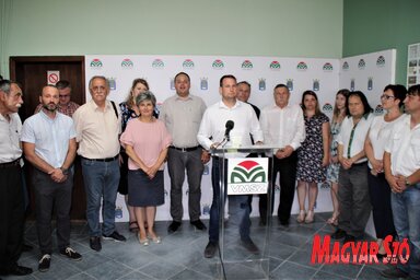 Fremond Árpád és a VMSZ listáján szereplő jelöltek egy része a tegnapi sajtótájékoztatón (Tóth Péter felvétele)