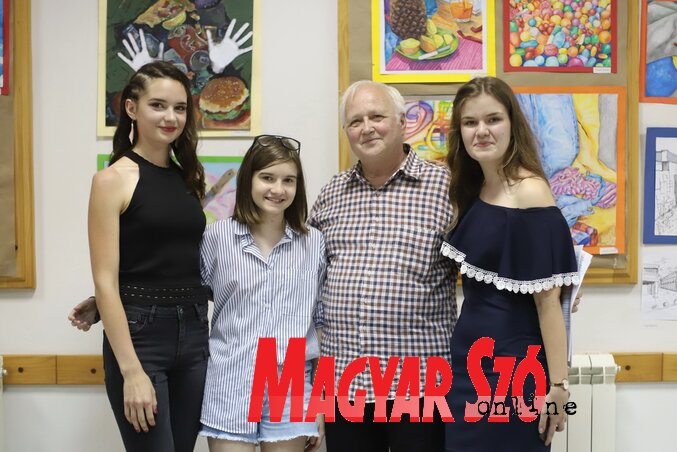Móric Lajos és egykori tanítványai (Lakatos János felvétele) Móric Lajos és egykori tanítványai (Lakatos János felvétele)
