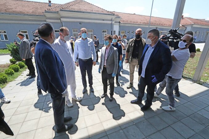 Ana Brnabić kormányfő és Zlatibor Lončar egészségügyi miniszter ma Novi Pazarba látogatott, hogy saját szemükkel győződjenek meg arról, valóban olyan rossz-e a helyzet, mint amiről a médiában tudósítanak(fotó:Beta)