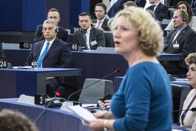 Judith Sargentini felszólal az EP vitáján. Balra Orbán Viktor, mögötte Szijjártó Péter és Rogán Antal (fotó: MTI)