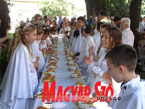 Szeretetlakomán az elsőáldozók (Góbor Béla felvétele) Szeretetlakomán az elsőáldozók (Góbor Béla felvétele)